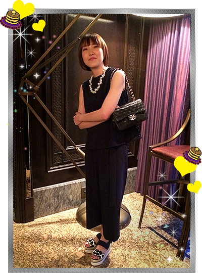 友人の結婚パーティに行ったときの、まあまあドヤ顔なわたし。超絶オシャレかはわからんが、及第点ではないでしょうか?どうですかみなさん?