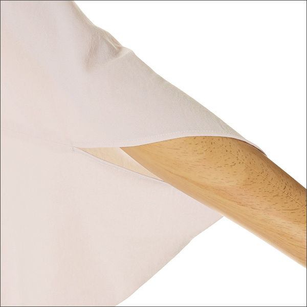 二の腕から肘までをカバーする立体的な袖。ドライタッチな素材で涼しく着られる