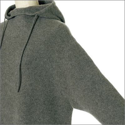 ゆったりとしたアームホールと長めの袖がリラクシーなムード。たくし上げるとこなれて見える