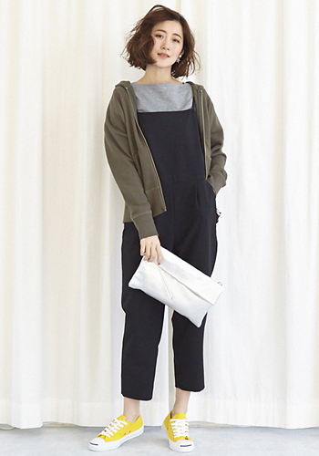 可愛らしさをにじませた大人のサロペットスタイル