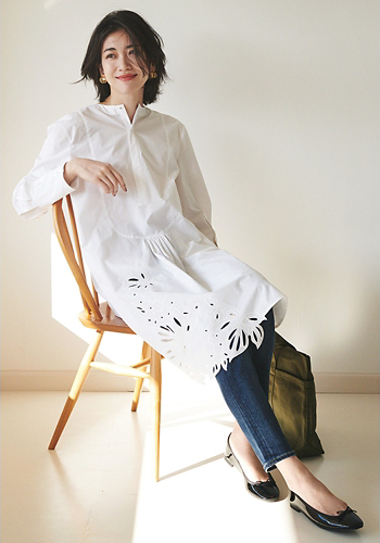ボトムとのワンツーコーデも刺繍で華やかに