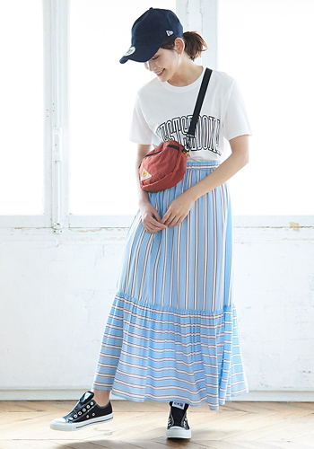 ロゴTシャツ×鮮やかスカートで夏ガーリーを満喫