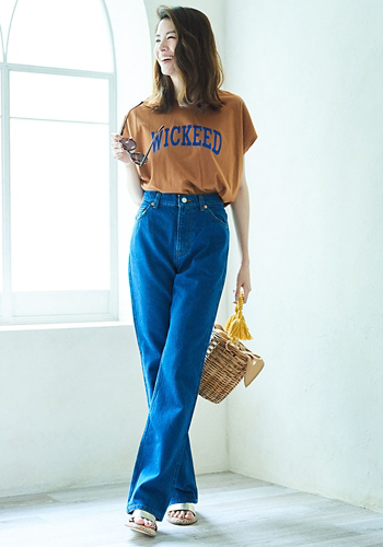 存在感のあるロゴTシャツをコーデの主役に
