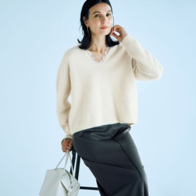 可憐なレースに心ときめく、大人に似合う顔映えニット　ヘアリーレースVネックニット