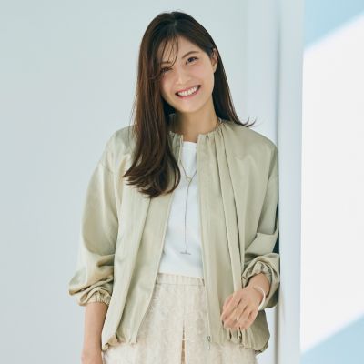ほどよく薄手で袖を通してもスマート　サテンギャザージャケット
