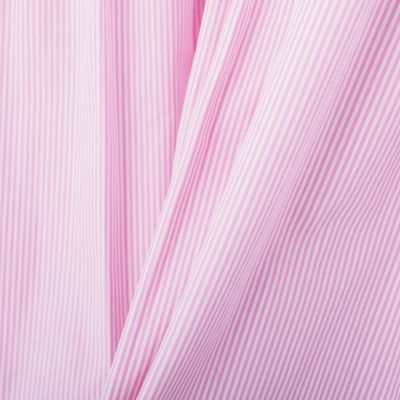 すっきりとシャープで爽快感のある極細ピンストライプ。ピンクは甘すぎるかも、という人にもオススメ。