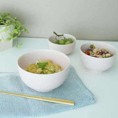 手作りとプロダクトの境にある温かみを感じる器たち　伊藤まさこさん×yumiko iihoshi porcelain ReIRABO TRIO