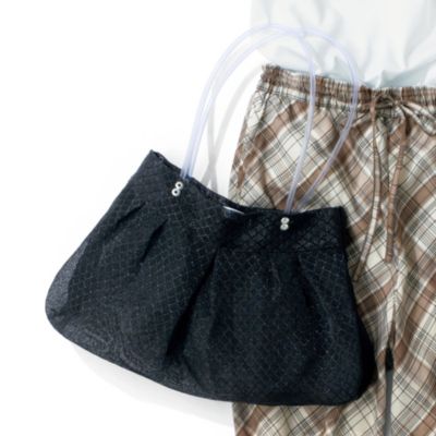 荷物に合わせて形も変わる。そのルーズさがいいんです！　【宮崎桃代さん別注】メッシュギャザーバッグ