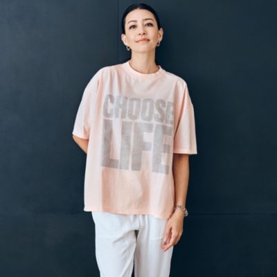 柔らかな印象のプリントで着こなしやすいスローガンT　スローガンTシャツ