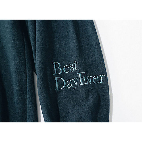 左袖に「人生最高の日!」の意味合いの英文と、首の後ろにブランド名の刺しゅう入り。ボディと同系色。