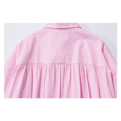 背中にあしらった細やかなギャザーのおかげで、バックスタイルにも自信が持てること間違いなし。