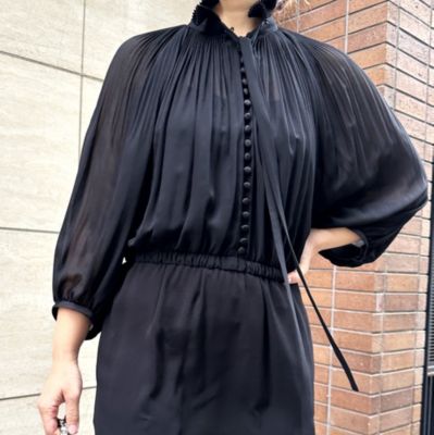繊細なディテールのブラックドレス