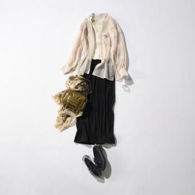 袖口にギャザーをあしらったボリューム袖が華やか！　ハリ感シアーシャツ