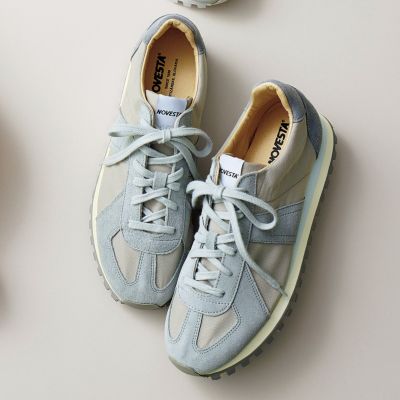 ニュアンスカラーのコンビが着こなしを今っぽく刷新　GERMAN TRAINER TRAIL GREY