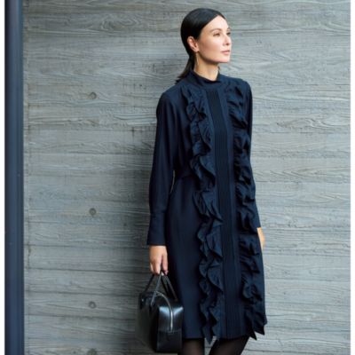 凝ったデザインも、Iラインの視覚効果ですっきりと　フリルドレス