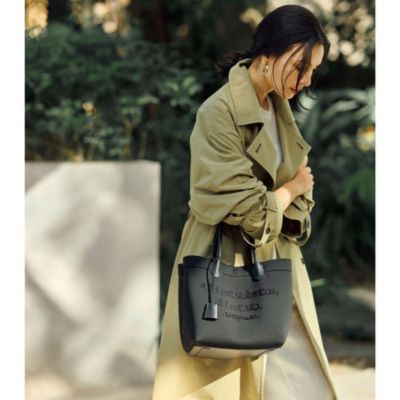 膝の上にきれいに収まる絶妙の横幅だから、観劇やコンサートに重宝　マジックライト（R）コード刺繍トート25cm