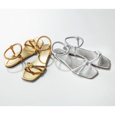 きらめくストラップで夏の足もとを華やがせて　フラットサンダル