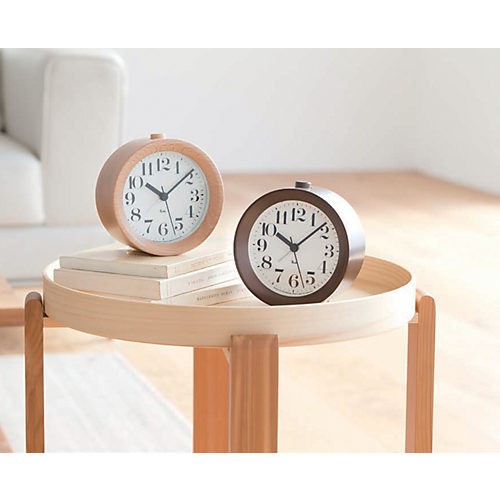 シンプルなフォルムに木製の枠体でインテリアになじむ名品時計　RIKI ALARM CLOCK［アラーム］