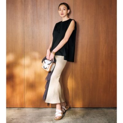 腕まわりも首まわりもカバーする大人の夏トップスの理想形　フレアシルエットノースリーブ