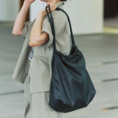 大容量のグレーブルーのレディーストートバッグ ⭐️美品⭐️ 586ff0e8f7a3ee92e1693398883971