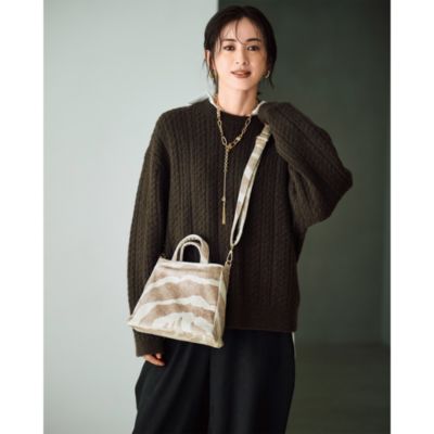 淡色コーデの女性らしさを生かしつつ同時にメリハリもくれる、柔らか配色の柄バッグ　MINI CABAS