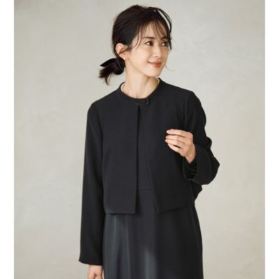 仕立てのいいショート丈ジャケットでドレスをいっそう品よくスタイルアップ　バックタックジャケット
