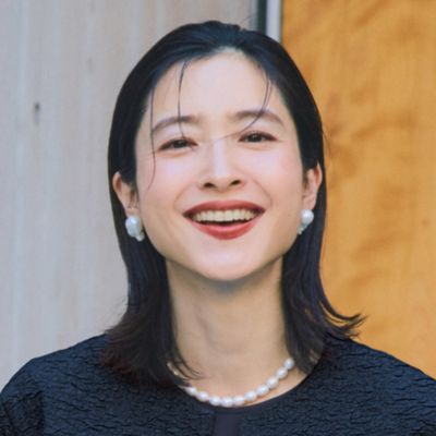 上品で個性的な輝きを放つ大粒の淡水パールをあしらったイヤリング　淡水パールイヤリング