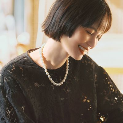しっとりとした光をまとう淡水パールが、素肌を美しく引き立てて　淡水パールネックレス