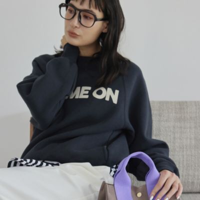レイヤードにも好都合な、前上がりのラウンド裾！　ボリュームスリーブ CREW SWEAT