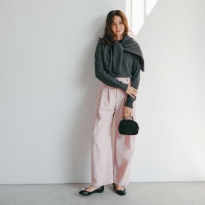 深めに入れたツータックでとにかく腰高＆脚長見え！　すっきり見えカーヴィーパンツ