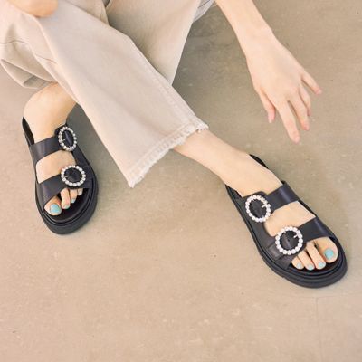 夏の足もとを涼しく、軽やかに魅せる最旬サンダル10選【40代ファッション】