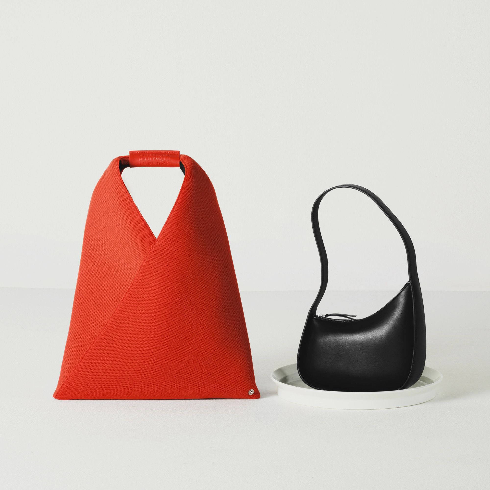 大 MM6 MAISON MARGIELA・	SMALL JAPANESE HANDBAG・￥68,200　小 THE ROW・HALF MOON・￥282,700