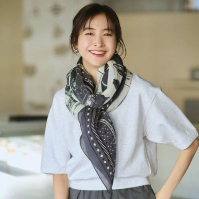 薄く軽やかな素材感を生かし、首元に無造作に巻くのがおすすめ　stoleバルーンバンダナ