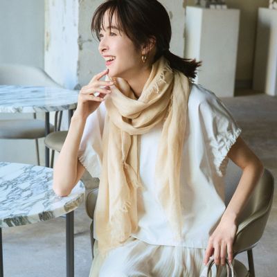 春は軽やかに巻いて、夏は冷房対策や日差しから肌を守る1枚としても使える！　リネンモダールシルクメランジュソリッドストール