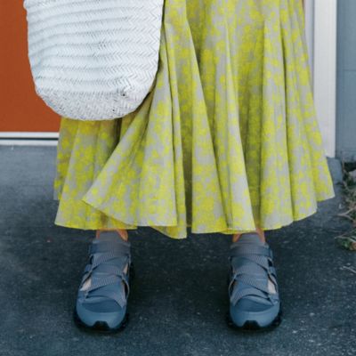 リラックス感のあるスニサンも辛口グレーなら都会的なムード　WAVE PROPHECY STRAP