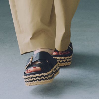 ジュートとレザーのコントラストが厚底の造形美をモードに昇華　厚底ジュートサンダル