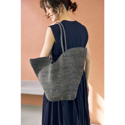 夏小物の王道、かごバッグ。ワンピースに上品な抜け感を加えて　DOMOINA BAG