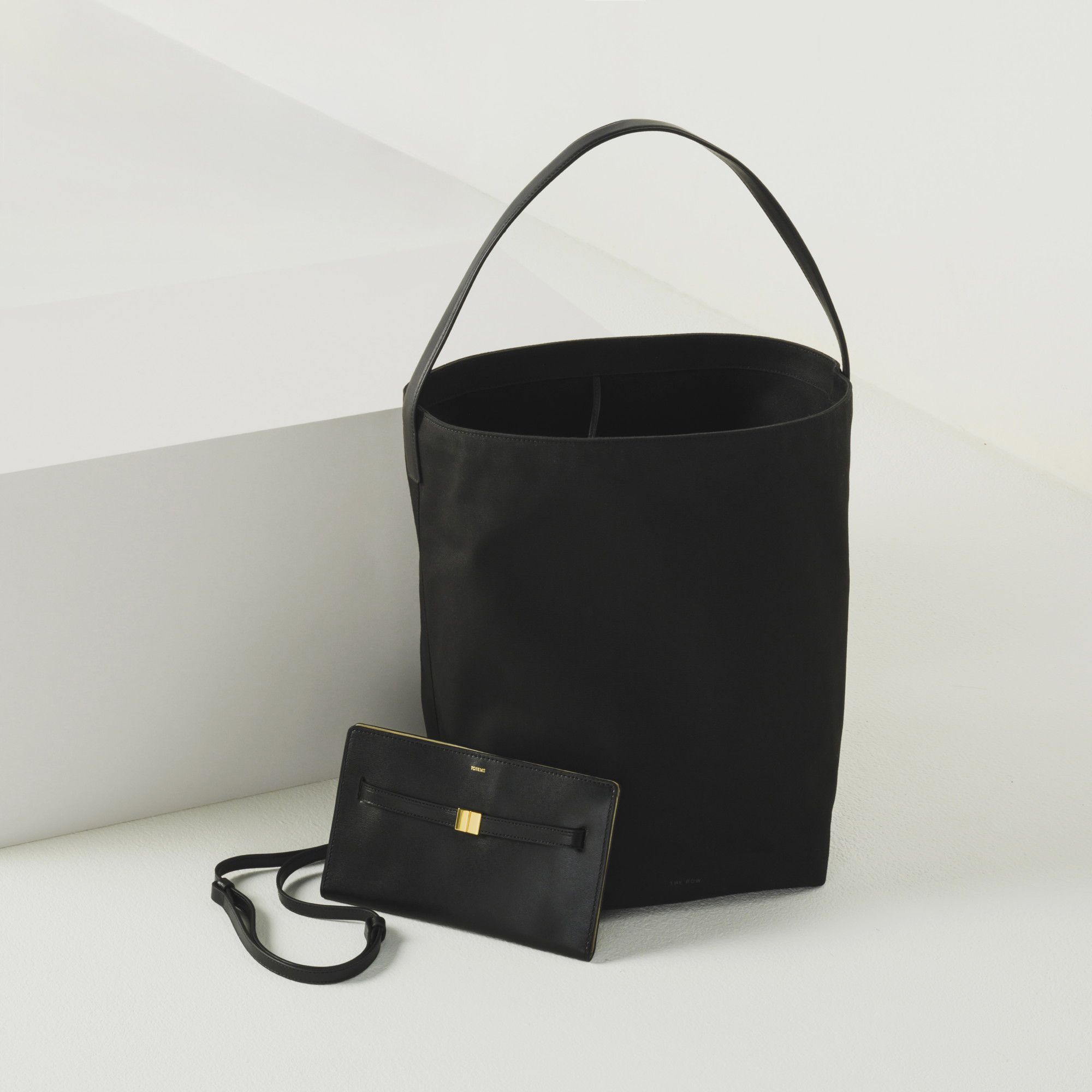 大 THE ROW・LARGE N／S PARK COTTON TOTE・￥333,300　小 TOTEME・Belted leather cross－body・￥107,250