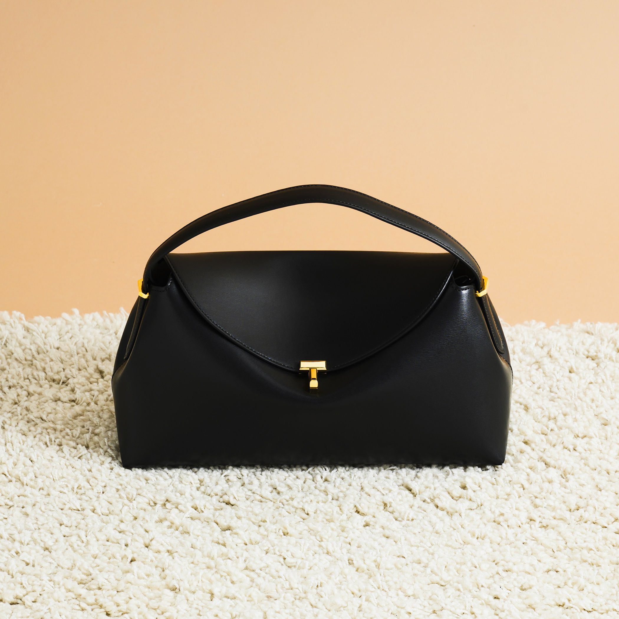 TOTEME
「T－Lock leather top handle」