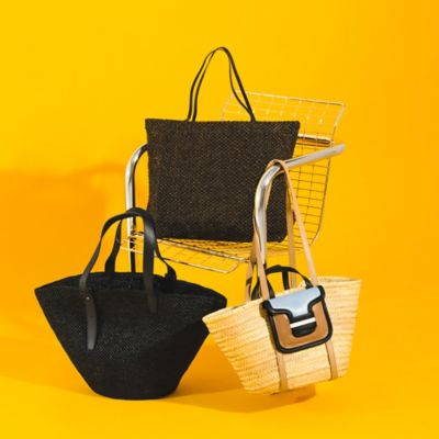 THE ROW・BARN TOTE RAFFIA・¥269,500 / LIE STUDIO・THE BIANCA RAFFIA BAG LARGE ・¥110,000 / PIERRE HARDY・ALPHA・¥103,400