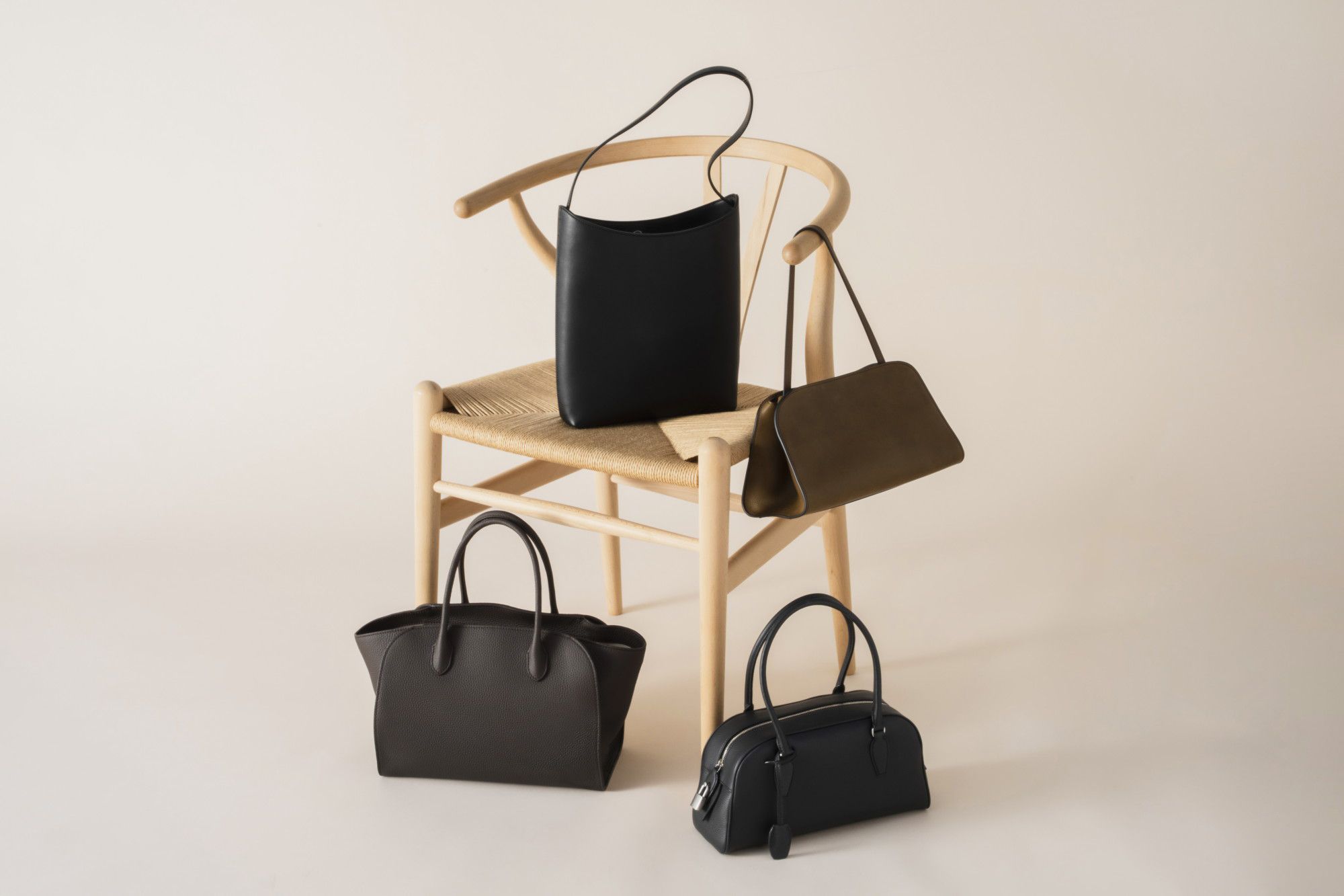 THE ROW・ALMA SHOULDER・¥572,000 / THE ROW・PEGGY CLUTCH・¥503,800 / THE ROW・SMALL E／W INDIA・¥589,600 / THE ROW・MARLO 12・¥849,200