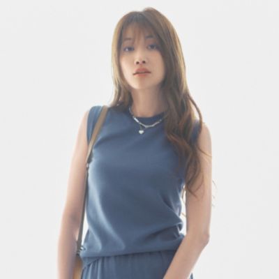 シンプルだからこそシルエットの美しさが光るニットセットアップ　前後2WAYすっきり見えノースリーブニット