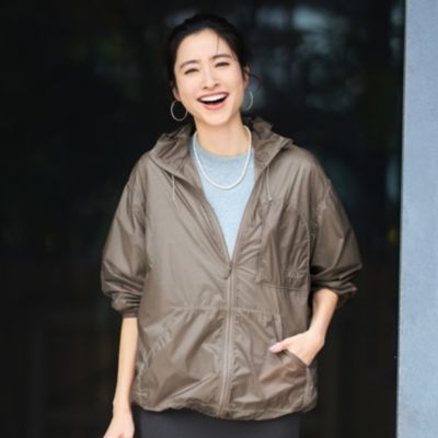 上品な透け感がきれいめスタイルにもフィット　Free run wind Parka