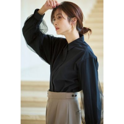 ボタンを留めて、凛としたムードで。黒なら品のよさも格別！　袖チュールシャツ