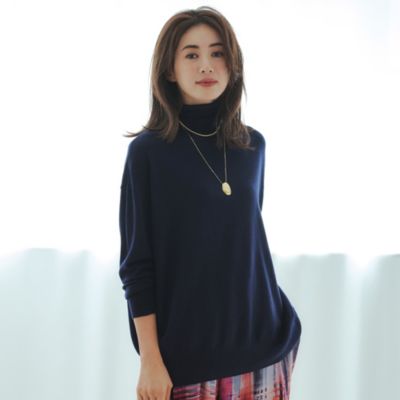 コートを脱いでも様になるこんな華やぎシンプルが冬の理想　エクストラファインメリノタートルニット