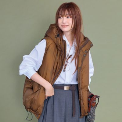 シンプルスタイルが一気にシャレるニュアンスのある色とフォルム　【Marisol別注】超軽量ナイロンアウトドアダウンベストフーディー