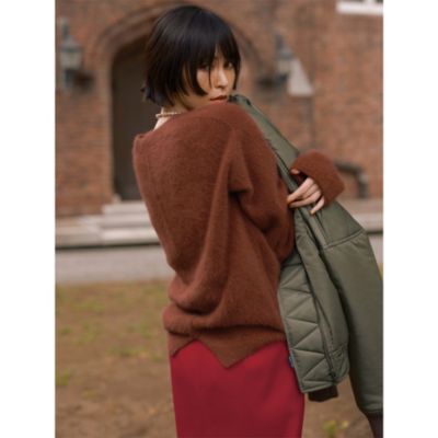 スリットとセンターラインのディテールを加えることでニュアンスのある後ろ姿に 【辻 直子さんコラボ】 フォックスカシミアVネックニット