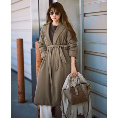 中綿入りでも薄手だからベルトをキュッと締めたシャープな着こなしも　中綿入りトレンチロングコート