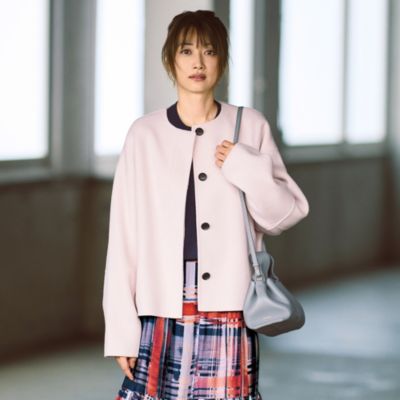 ほどよい甘さを演出してくれる微糖ピンク＆シックだけれど地味にならない品格ライトグレー　ふわ軽リバーショートコート