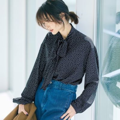 ネイビーベースで品よく華やぐ　【とろみ素材】エレガントドット柄ボウタイブラウス